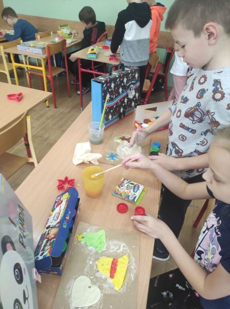 Lepienie ozdób świątecznych z masy solnej