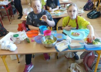 Sałatki owocowe i kanapki wiosenne w klasie 2a