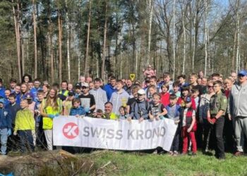 Sadzenie drzewek z okazji Dnia Ziemi