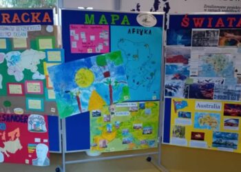 Wystawa w holu szkoły "Literacka mapa świata"