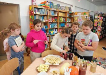 🍂 Jesienne smaki w naszej bibliotece! 🍯🥒📚