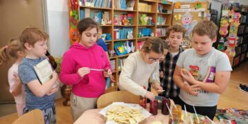 🍂 Jesienne smaki w naszej bibliotece! 🍯🥒📚