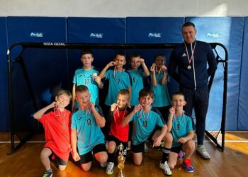 Drużyna chłopców kl. 2-3 wygrała halowy Turniej Mikołajkowy w piłkę nożną