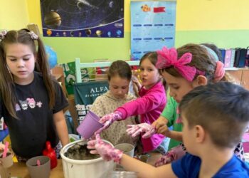 Klasa 2b sadzi kwiaty