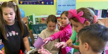 Klasa 2b sadzi kwiaty