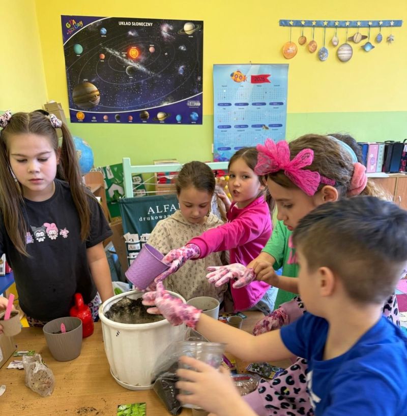 Klasa 2b sadzi kwiaty